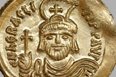 Mặt trước của một đồng tiền vàng có chân dung Hoàng đế Heraclius (trị vì từ năm 610 đến 613 SCN). (Nguồn: Đại học Haifa)