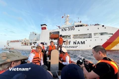 Hơn 60 kiều bào cùng các đại biểu đoàn công tác trên "Chuyến tàu Đại đoàn kết" đã ra thăm Nhà giàn DK-1/8. (Ảnh: Huy Khánh/Vietnam+)