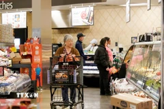 Người dân mua sắm tại siêu thị ở Millbrae, Mỹ. (Ảnh: THX/TTXVN)