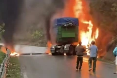 Sơn La: Xe đầu kéo bốc cháy dữ dội sau tai nạn trên Quốc lộ 6