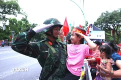 Cháu muốn làm chú bộ đội. (Ảnh: Quốc Khánh/TTXVN)