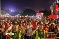 Hàng vạn người dân hát Quốc ca nhân sự kiện Tổng hợp luyện diễu binh, diễu hành lần thứ hai của sự kiện A80. (Ảnh: Văn Điệp/TTXVN)