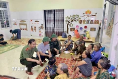 Lãnh đạo Ủy ban Nhân dân tỉnh Hà Tĩnh động viên bà con xã Đan Hải tại nơi tránh trú bão. (Ảnh: Hữu Quyết/TTXVN)