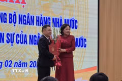 Thống đốc Ngân hàng Nhà nước Nguyễn Thị Hồng trao quyết định điều động, bổ nhiệm giữ chức Phó Thống đốc Ngân hàng Nhà nước Việt Nam đối với ông Nguyễn Ngọc Cảnh. (Ảnh: Lê Phương/TTXVN)
