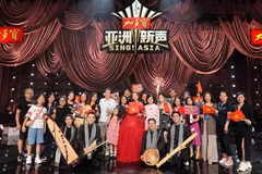 Ca sỹ Phương Mỹ Chi giao lưu với khán giả sau đêm chung kết Sing! Asia. (Ảnh: TTXVN phát)
