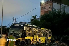 Hiện trường vụ lật xe khách tại Hà Tĩnh ngày 25/7 vừa qua làm 10 người tử vong. (Ảnh: TTXVN phát)