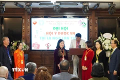 Chủ tịch Hội Y Dược, bác sỹ Hoàng Xuân Mai thay mặt Ban chấp hành khóa mới đọc lời cam kết. (Ảnh: Tâm Hằng/TTXVN)