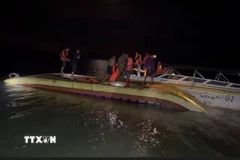 Chiếc bè bị lật do giông lốc tại khu vực vùng biển thôn Bình Hải, xã Đầm Hà (Quảng Ninh). (Ảnh: TTXVN phát)