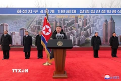 Nhà lãnh đạo Triều Tiên Kim Jong Un phát biểu tại lễ động thổ xây dựng 10.000 căn hộ tại khu vực Hwasong của thủ đô Bình Nhưỡng ngày 16/2. (Ảnh: Yonhap/TTXVN)