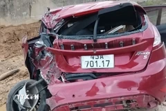 Một xe ôtô bị hư hỏng trong vụ tai nạn. (Ảnh: TTXVN phát)