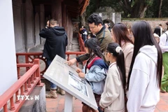 Đông đảo du khách thủ đô và nước ngoài tham quan di tích Văn Miếu-Quốc Tử Giám trong ngày nghỉ lễ. (Ảnh: Minh Đức/TTXVN)