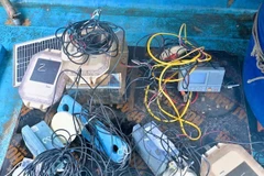 Các thiết bị thu được trên các tàu trong vụ án liên quan 13 tàu cá tháo thiết bị giám sát hành trình bị khởi tố. (Nguồn: Công an tỉnh Quảng Ninh)