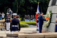 Tổng Bí thư, Chủ tịch nước Tô Lâm dâng hoa tưởng niệm Anh hùng dân tộc Jose Rizal của Philippines. (Ảnh: TTXVN)