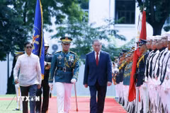 Tổng Bí thư, Chủ tịch nước Tô Lâm và Tổng thống Philippines Ferdinand Romualdez Marcos Jr. duyệt Đội danh dự. (Ảnh: Thống Nhất/TTXVN)
