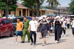 Không khí đón phạm nhân được đặc xá trở về với gia đình. (Ảnh: Văn Đức/TTXVN)
