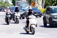 Người dân cần hạn chế ra ngoài vào thời điểm từ 10 giờ đến 16 giờ, tăng cường uống nước, bổ sung chất điện giải, sử dụng trang phục chống nắng trong điều kiện nắng nóng gay gắt. (Ảnh: Tá Chuyên/TTXVN)