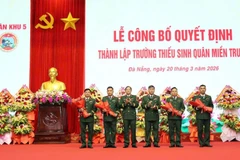 Lãnh đạo Quân khu 5 tặng hoa chúc mừng Ban Giám hiệu nhà trường. (Nguồn: Báo Đà Nẵng)