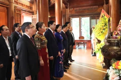 Phó Thủ tướng Phạm Thị Thanh Trà dâng hương tưởng niệm Chủ tịch Hồ Chí Minh tại Khu di tích Quốc gia đặc biệt Kim Liên. (Nguồn: Báo Chính phủ)