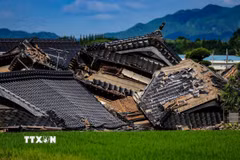 Những ngôi nhà bị hư hại sau trận động đất tại Kumamoto, Nhật Bản. (Ảnh: THX/TTXVN phát)