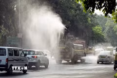 Phun nước để giảm nhiệt trên đường phố tại New Delhi, Ấn Độ. (Ảnh: ANI/TTXVN)