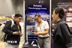 Doanh nghiệp trong và ngoài nước kết nối giao thương tại gian hàng triển lãm. (Ảnh: Mỹ Phương/TTXVN)