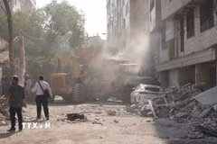 Các tòa nhà bị phá hủy sau cuộc không kích tại Tehran, Iran, ngày 13/6/2025. (Ảnh: THX/TTXVN)