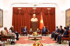 Tổng Bí thư, Chủ tịch nước Tô Lâm tiếp Quyền Bộ trưởng Bộ Hải quân Hoa Kỳ Hùng Cao. (Ảnh: Thống Nhất/TTXVN)
