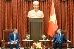 Tổng Bí thư, Chủ tịch nước Tô Lâm tiếp Quyền Bộ trưởng Bộ Hải quân Hoa Kỳ Hùng Cao. (Ảnh: Thống Nhất/TTXVN)