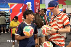 World Cup 2026 chỉ kéo dài hơn một tháng, nhưng những món quà lưu niệm ấy có thể được giữ lại nhiều năm sau. (Ảnh: Ngọc Quang/TTXVN)