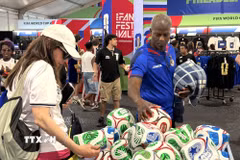 Những quả bóng World Cup 2026 là điểm dừng chân không thể bỏ qua đối với người hâm mộ từ khắp nơi trên thế giới. (Ảnh: Ngọc Quang/TTXVN)