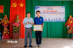 Trao tặng Giấy khen cho em Lê Đức Trung (17 tuổi), trú tại thôn Liêm Công Tây, xã Cửa Tùng vì có hành động dũng cảm cứu người bị đuối nước, hôm 28/6. (Ảnh: TTXVN phát)