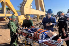 Kịp thời đưa thuyền viên nước ngoài bị tai nạn lao động đi cấp cứu. (Nguồn: Báo Thanh Hóa)