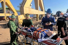 Kịp thời đưa thuyền viên nước ngoài bị tai nạn lao động đi cấp cứu. (Nguồn: Báo Thanh Hóa)