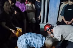 Gia đình đã đưa 2 em về nhà lo hậu sự.