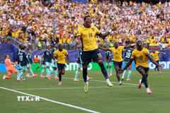 Gonzalo Plata (số 19) tỏa sáng đưa Ecuador vào vòng knock-out World Cup 2026. (Ảnh: AFP/TTXVN)
