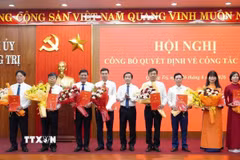 Bí thư Tỉnh ủy Quảng Trị Nguyễn Văn Phương trao quyết định và tặng hoa chúc mừng 8 Bí thư Đảng ủy xã được điều động, chỉ định nhiệm kỳ 2025-2030. (Ảnh: Nguyên Linh/TTXVN)