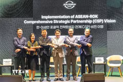 Ông Kim Jae-shin (thứ 3, phải sang), Tổng thư ký Trung tâm ASEAN-Hàn Quốc cùng các diễn giả tại phiên thảo luận “Thực hiện Tầm nhìn Đối tác chiến lược toàn diện (CSP) ASEAN-Hàn Quốc.” (Ảnh Khánh Vân/TTXVN)