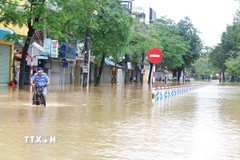 Đợt mưa lũ cuối tháng 10 và đầu tháng 11 khiến nhiều tuyến đường ở thành phố Huế bị ngập nước. (Ảnh: Nguyên Lý/TTXVN)