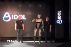 Robot AI hình người phiên bản đi được. (Ảnh: Tâm Hằng/TTXVN)