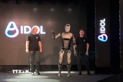 Robot AI hình người phiên bản đi được. (Ảnh: Tâm Hằng/TTXVN)