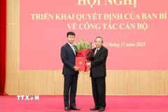 Đồng chí Hoàng Đăng Quang (phải), Ủy viên Trung ương Đảng, Phó Trưởng ban Thường trực Ban Tổ chức Trung ương, trao quyết định cho đồng chí Trần Huy Tuấn giữ chức Phó Bí thư Tỉnh ủy Ninh Bình. (Ảnh: Đức Phương/TTXVN)