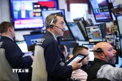 Giao dịch viên tại sàn chứng khoán New York, Mỹ. (Ảnh: THX/TTXVN)