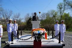 Lễ dâng hoa tại Tượng đài Chủ tịch Hồ Chí Minh ở Thành phố Vladivostok, Liên bang Nga. (Ảnh: Vietnam+)