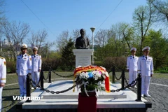 Lễ dâng hoa tại Tượng đài Chủ tịch Hồ Chí Minh ở Thành phố Vladivostok, Liên bang Nga. (Ảnh: Vietnam+)