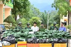 Một đối tượng và tang vật bị bắt giữ trong Chuyên án A825p. (Nguồn: Báo Biên phòng)