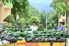 Một đối tượng và tang vật bị bắt giữ trong Chuyên án A825p. (Nguồn: Báo Biên phòng)