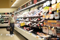Người tiêu dùng mua sắm tại siêu thị ở Millbrae, bang California, Mỹ. (Ảnh: THX/TTXVN)