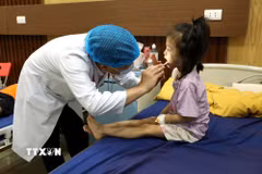 Bác sỹ thăm khám cho bệnh nhi. (Ảnh minh họa: Quang Cường/TTXVN)