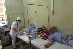 Hai ngư dân đã qua nguy kịch và đang được tiếp tục theo dõi tại Khoa Nội. (Nguồn: Báo Lâm Đồng)