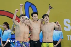 Nguyễn Viết Tường, Nguyễn Huy Hoàng, Trần Văn Nguyễn Quốc, Trần Hưng Nguyên giành HCV nội dung bơi 4x200 m tự do nam. (Ảnh: Minh Quyết/TTXVN)